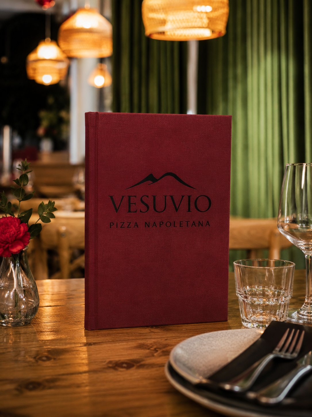 Bordo rdeč meni Vesuvio Pizza Napoletana na leseni mizi v italijanski restavraciji.